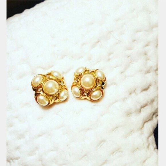 Vintage Faux Pearl Clip on Earrings - Picture 1 of 3